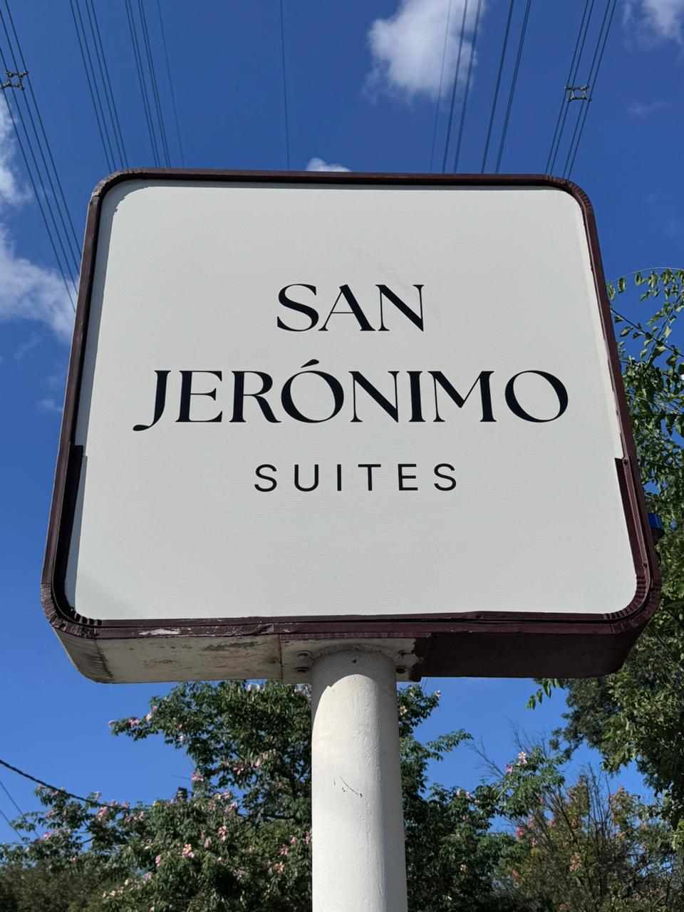 Letrero San Jerónimo Suites